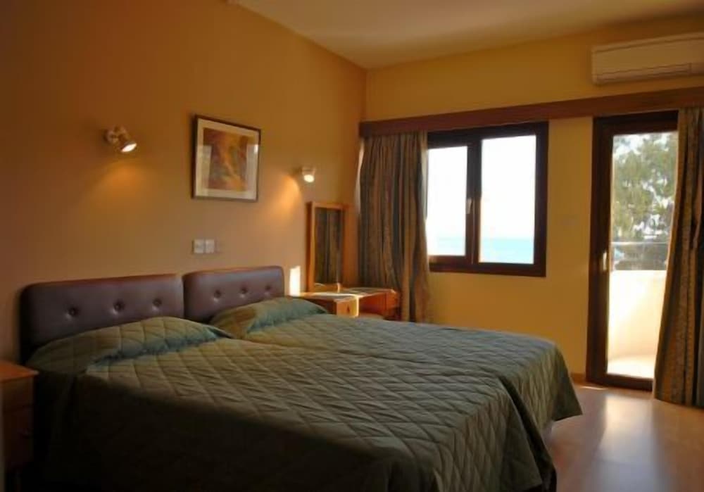 Фото Pigeon Beach Hotel Apartments