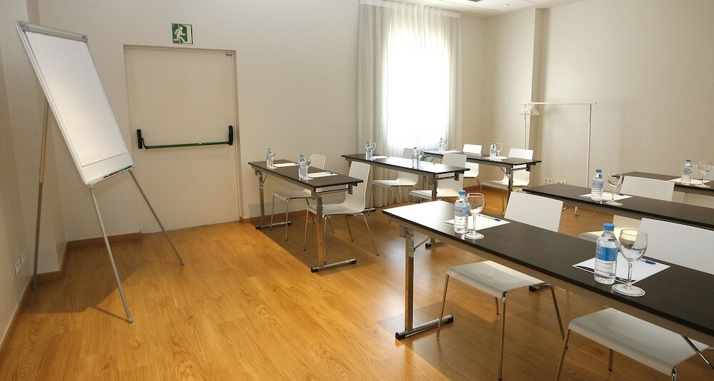 Фото Travelodge Barcelona Poblenou