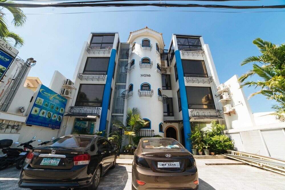 Фото RedDoorz Plus @ Aguirre Avenue Bf Homes