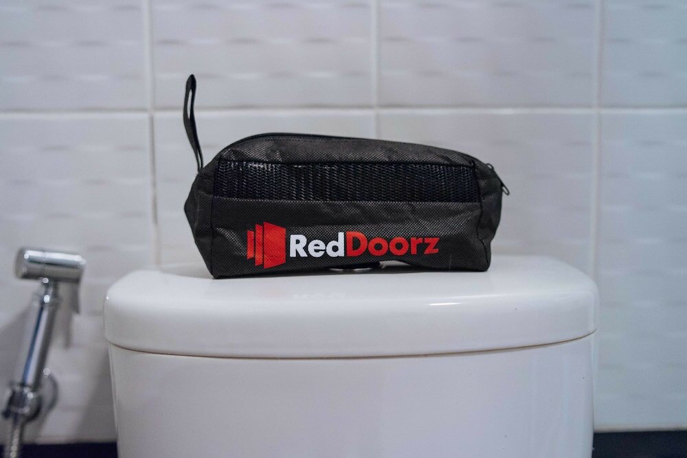 Фото RedDoorz Plus @ Aguirre Avenue Bf Homes