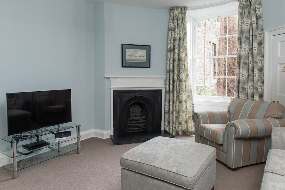 Фото Authentic Central 3-Bedroom Apartment