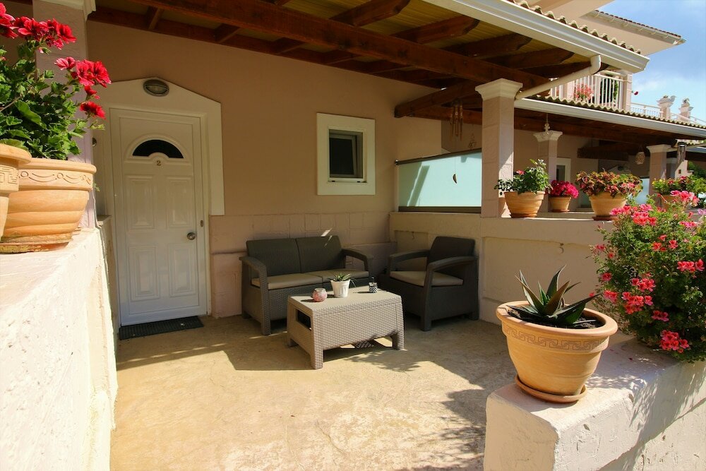 Фото Santa Barbara Lakis Apartments