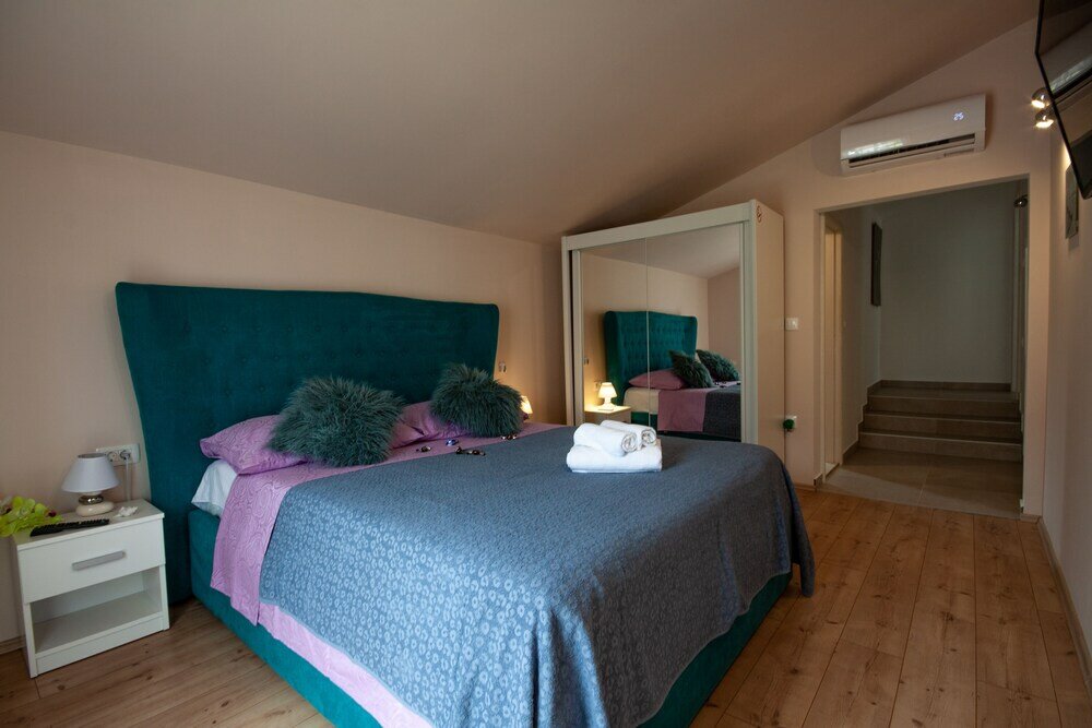 Фото Five bedroom villa Emily with pool