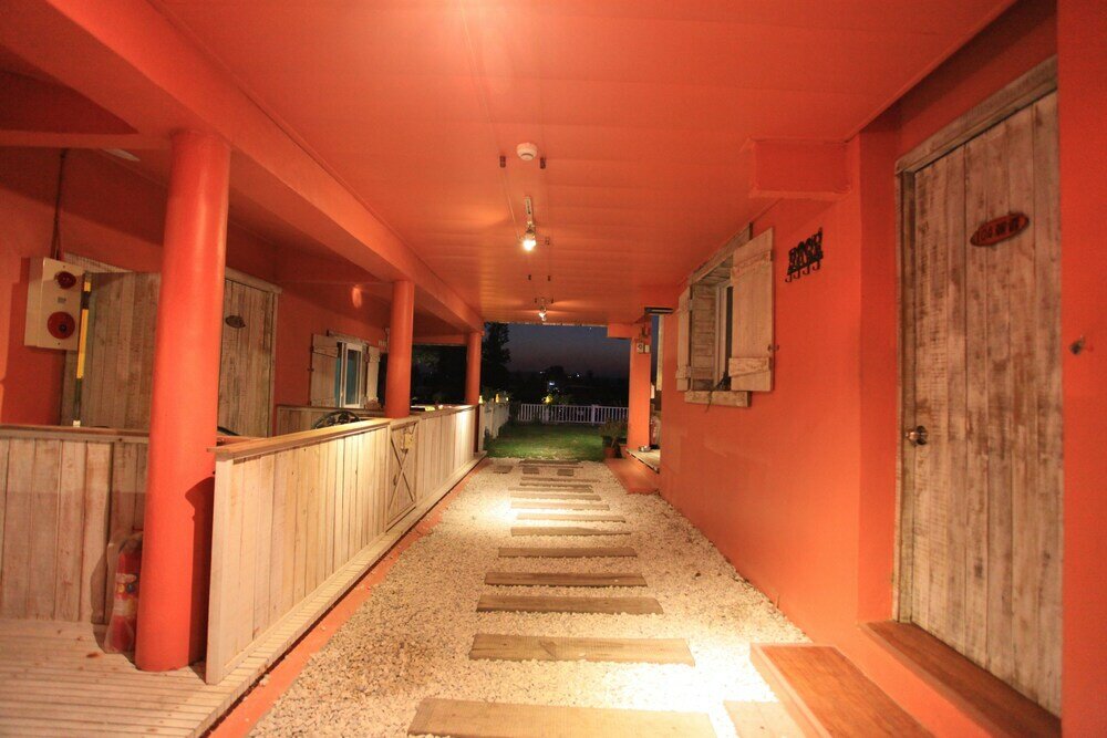 Фото Edge of Doggie Moon