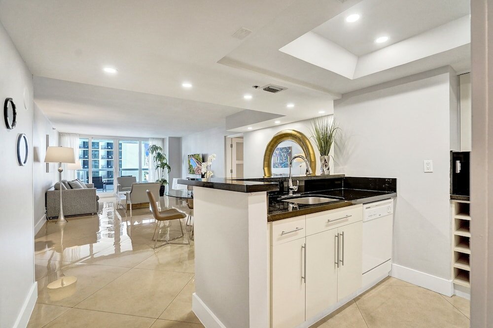 Фото 3 Bedroom Condo With Stunning Balcony View