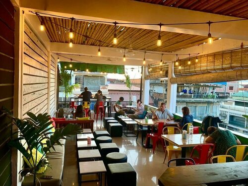 Гостиница The Place Hostel & Rooftop Bar в Баттамбанге