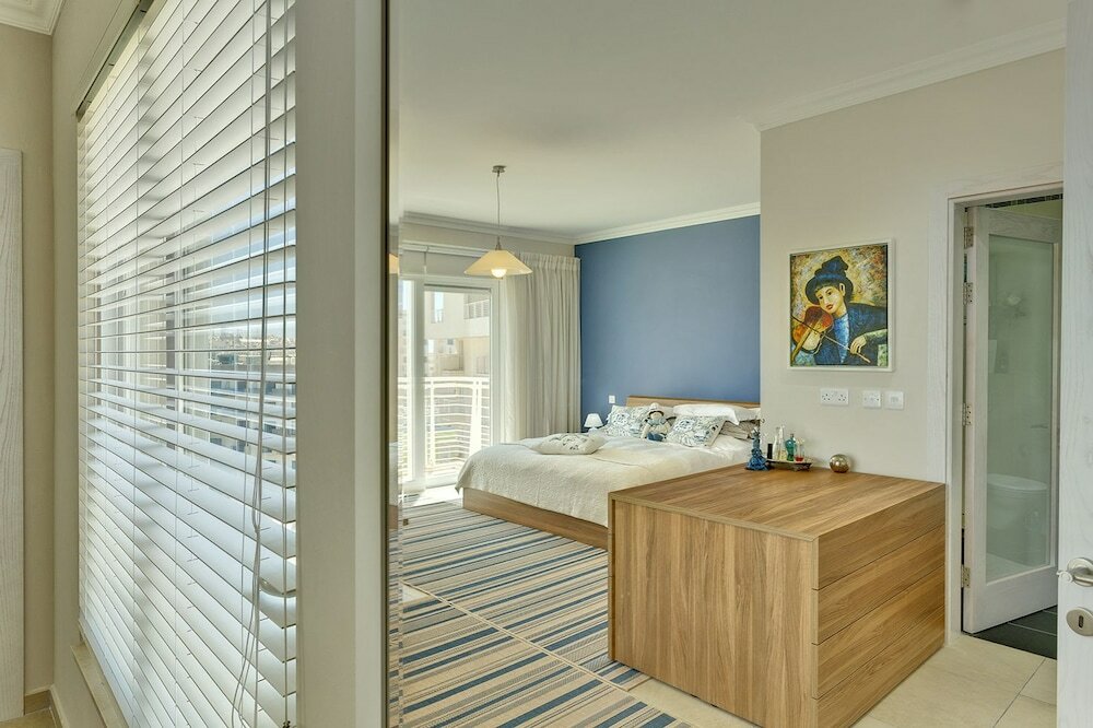 Фото Luxury Apt with Side Sea Views & Pool, Top Location