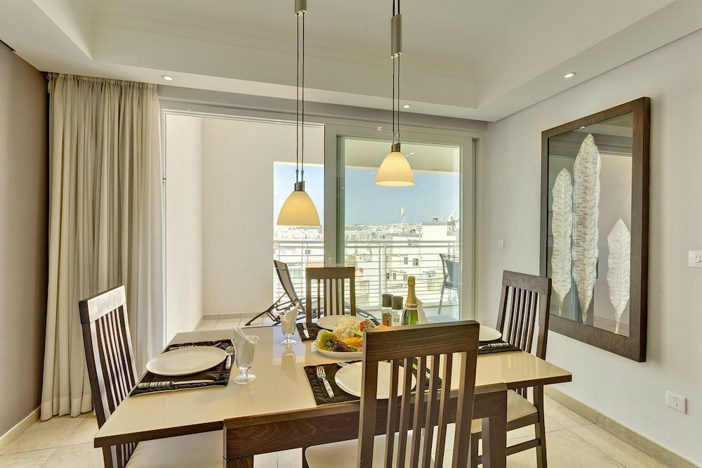 Фото Luxury Apt with Side Sea Views & Pool, Top Location