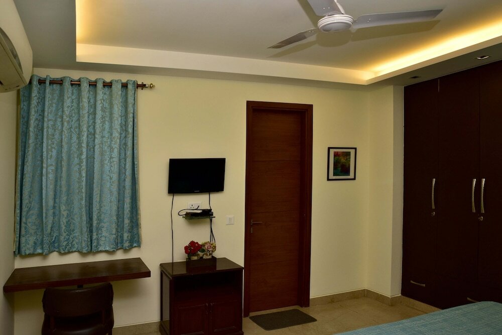 Фото Woodpecker Service Apartments Green Park