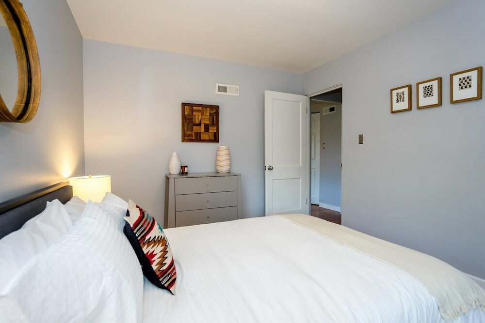 Фото The Denver Den in Mayfair Park Enormous Backyard With Grill Sleeps 7