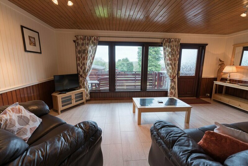 Гостиница Conifer Lodge 25 With Hot Tub, Newton Stewart