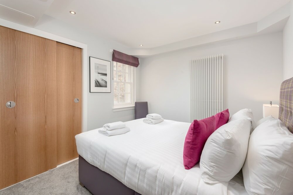 Фото Destiny Scotland Royal Mile Residence