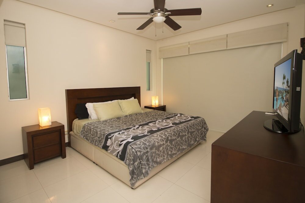 Фото Downtown Apartment Oasis 12