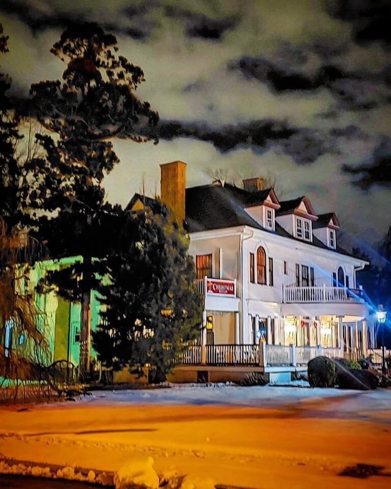 Фото Mathis House, A Victorian Bed & Breakfast and Tea Room at 600 Main