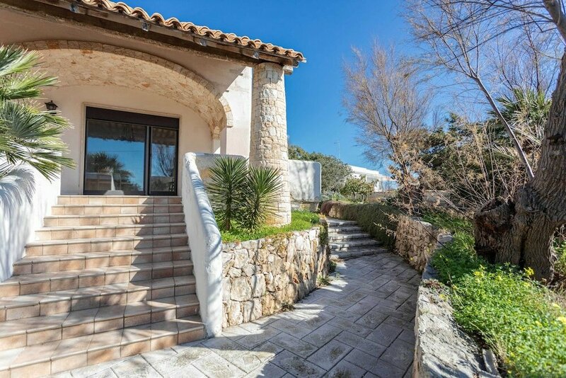 Апартаменты Emma's Villa facing the sea with swimming pool