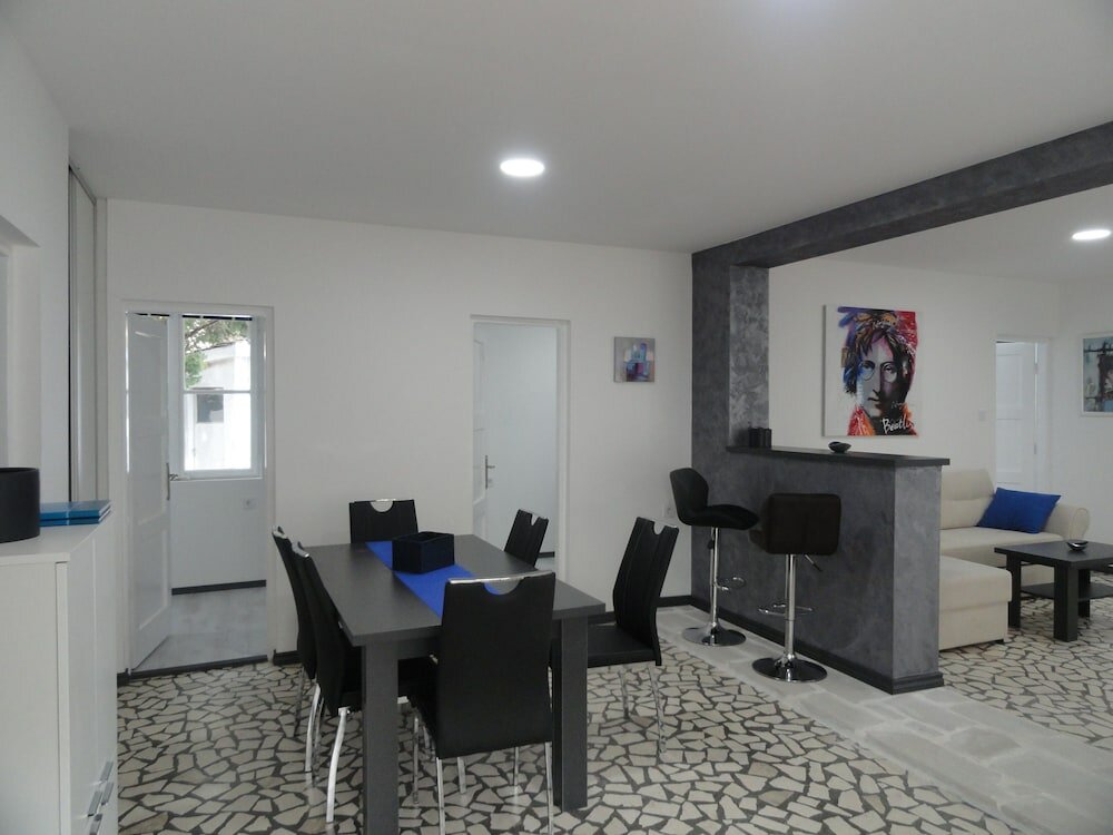 Фото Petrovac Holiday House with pool