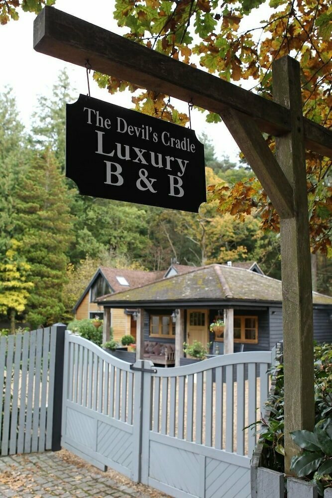 Hotel The Devil's Cradle, England, photo