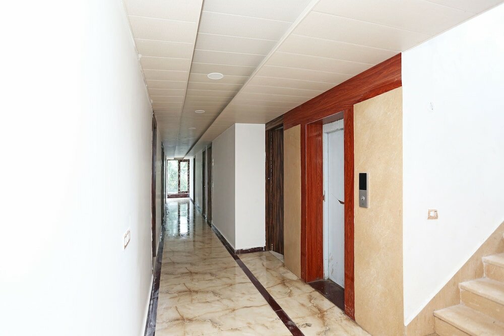 Фото Capital O 15566 Hotel Rosewood Inn