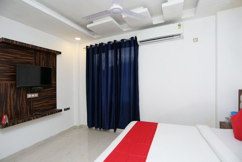 Фото Capital O 15566 Hotel Rosewood Inn