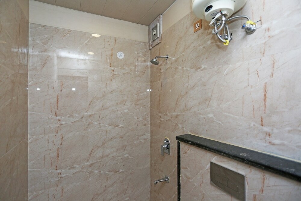 Фото Capital O 15566 Hotel Rosewood Inn