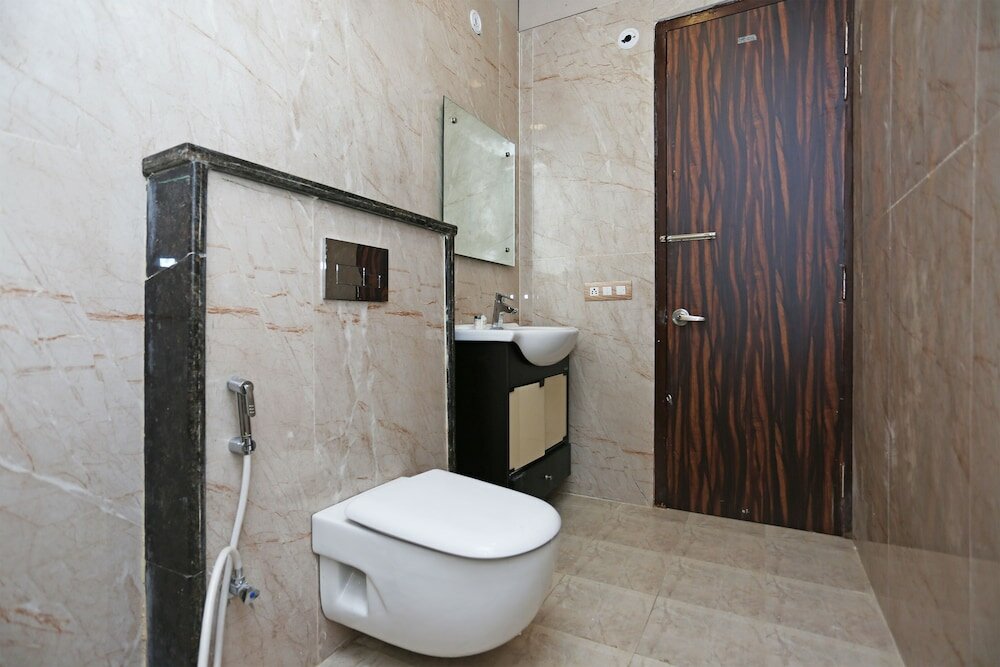 Фото Capital O 15566 Hotel Rosewood Inn