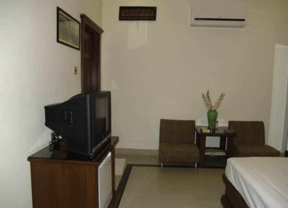 Фото Raj One Hotel