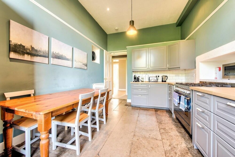 Фото Bright and Spacious 4-bedroom Apart in Stockbridge