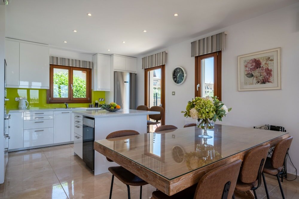 Фото Stunning 3 bedroom villa 'bz01' with private pool, stunning views, communal pool and resort facilities, Zephyros Village on Aphrodite Hills Re