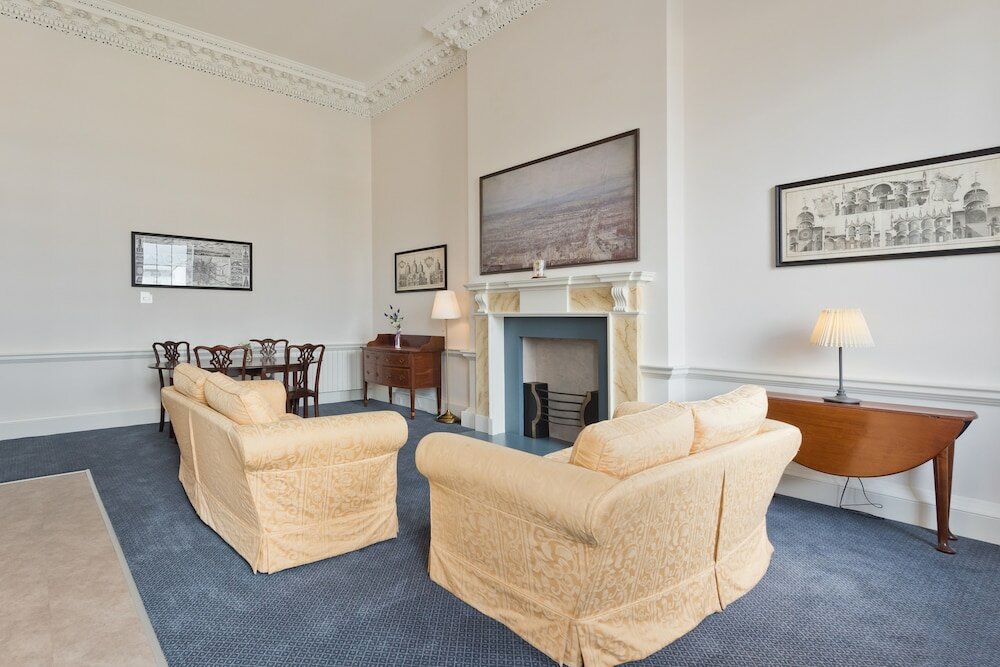 Фото Henrietta Suites City Centre