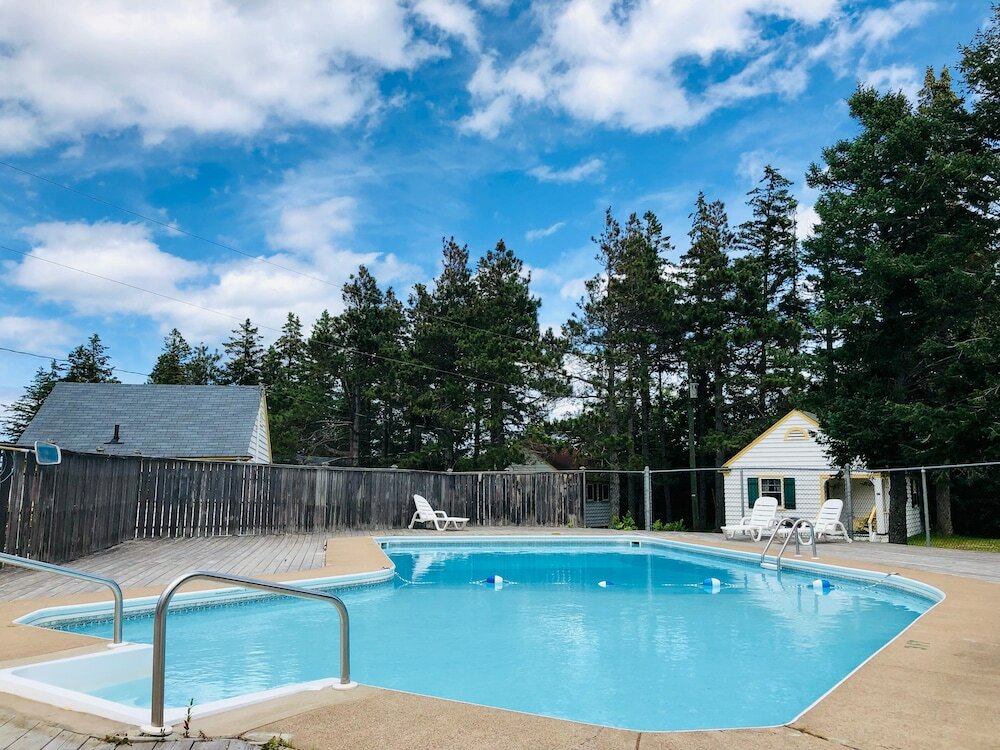 Фото Green Gables Bungalow Court