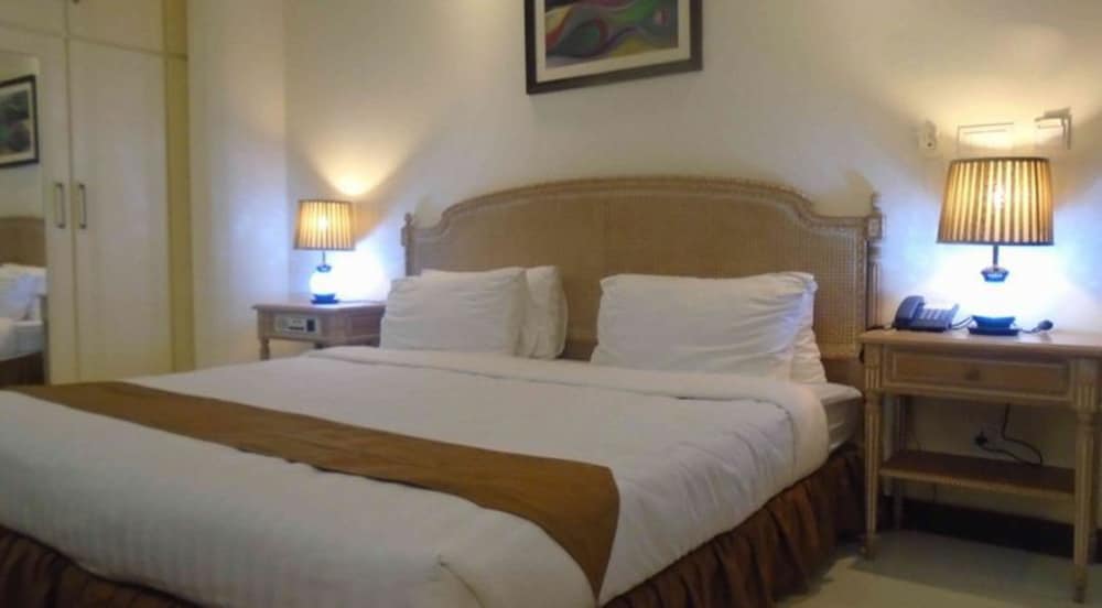 Фото Panoramic Hotel - Mall Road Lahore