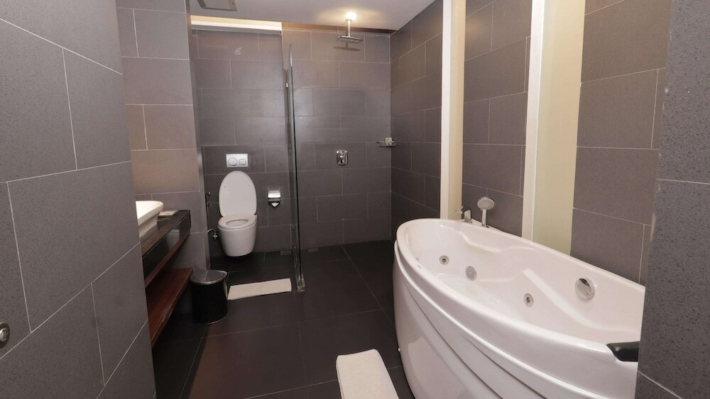 Фото Golden Tulip Essential Makassar