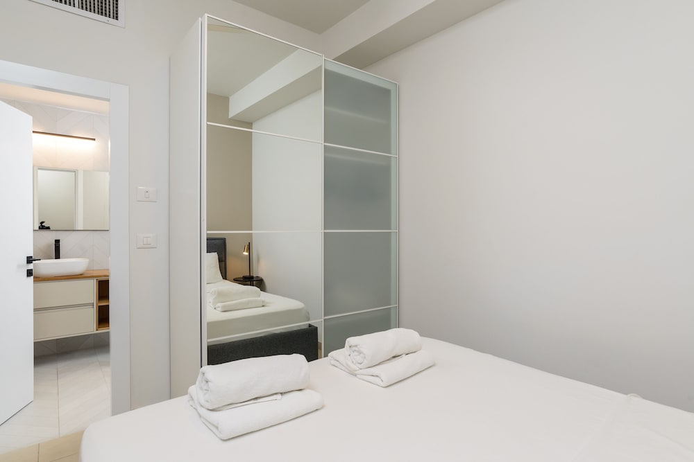 Фото Апартаменты Elegant Duplex with Patio by FeelHome