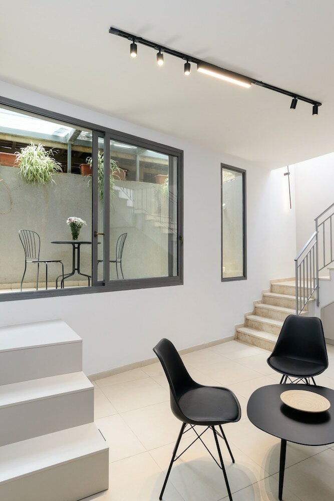 Фото Апартаменты Elegant Duplex with Patio by FeelHome