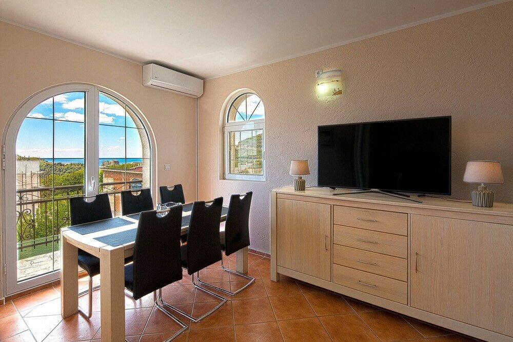 Фото Adriatic Hill Apartments