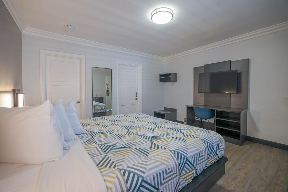 Фото Motel 6 Tustin, Ca – Orange County