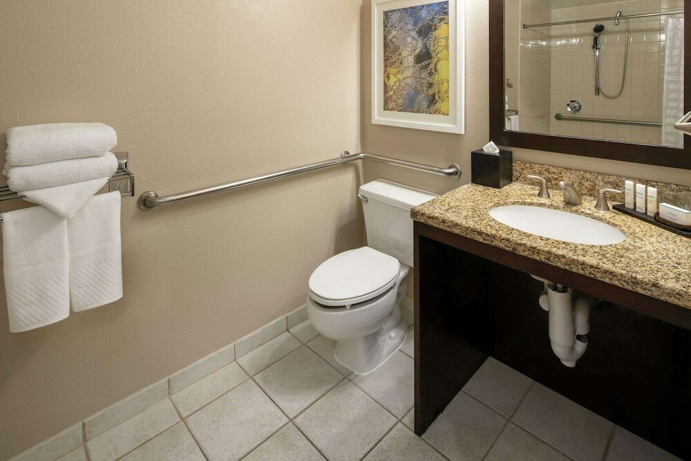 Фото Embassy Suites by Hilton Seattle Tacoma International Airport