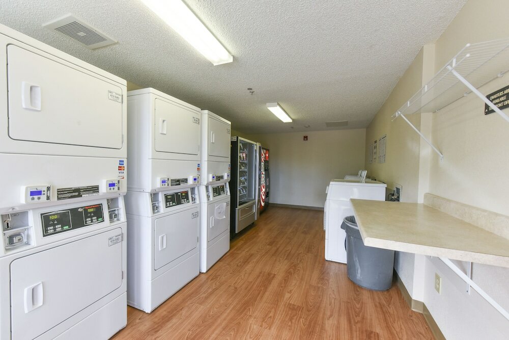 Фото HomeTowne Studios by Red Roof Austin