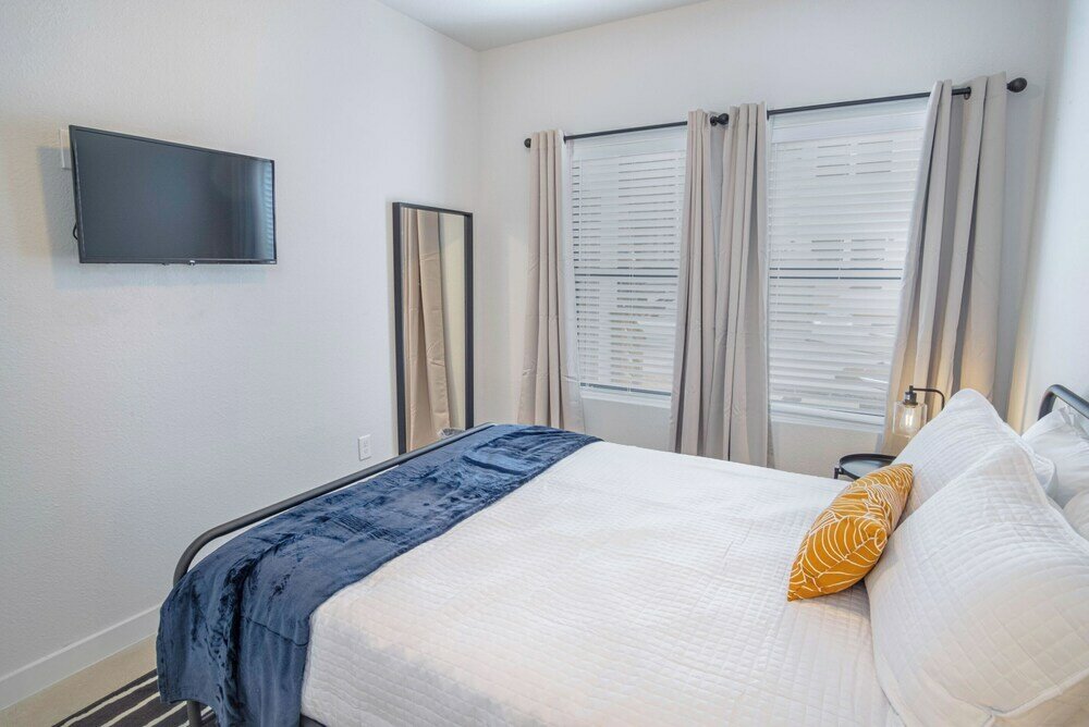 Фото Brand New 2 Stylish 3br Near Exciting Downtown