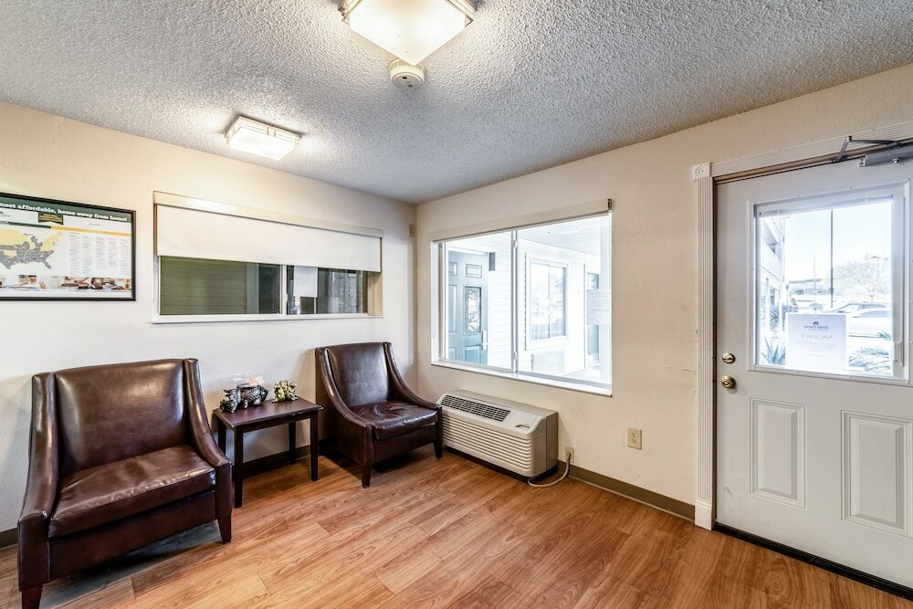 Фото HomeTowne Studios by Red Roof Austin