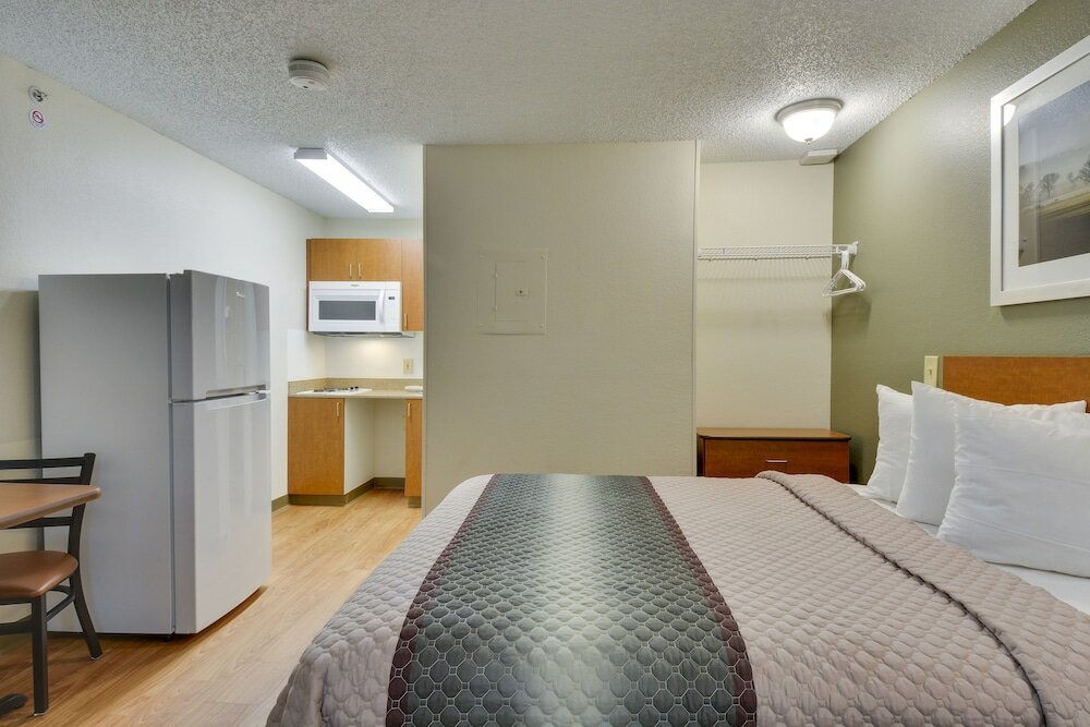 Фото HomeTowne Studios by Red Roof Austin