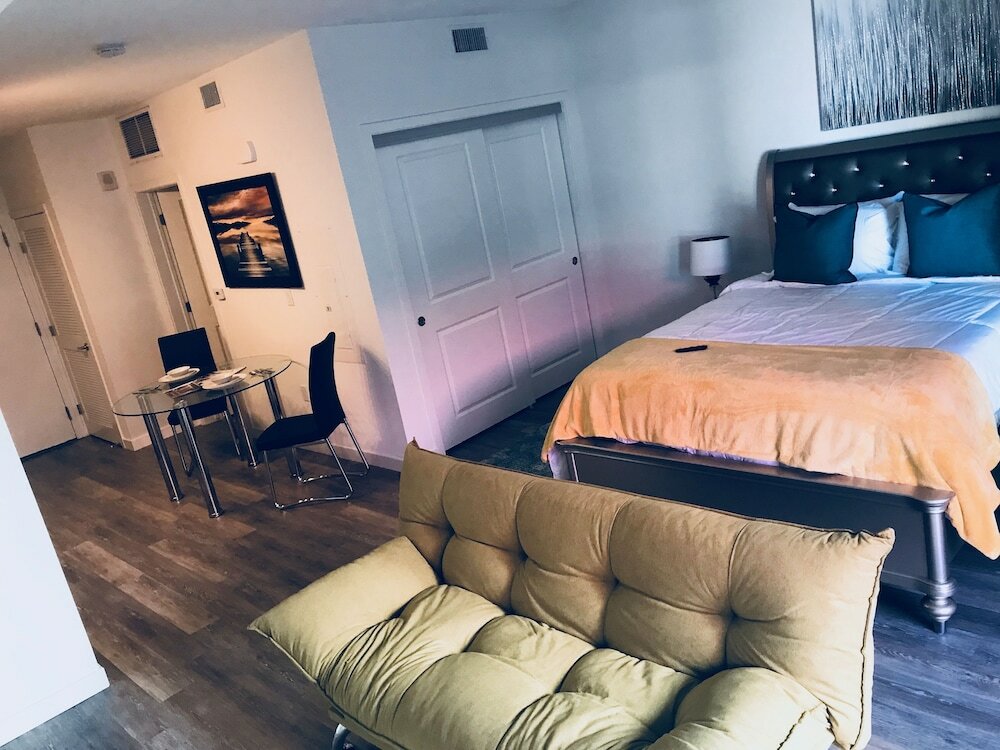 Фото New Lyfe Finest Luxury Apartment