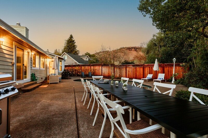 Гостиница Cabernet - Tranquil Sonoma Valley Oasis w Pool & Fire Pit в Санта-Розе