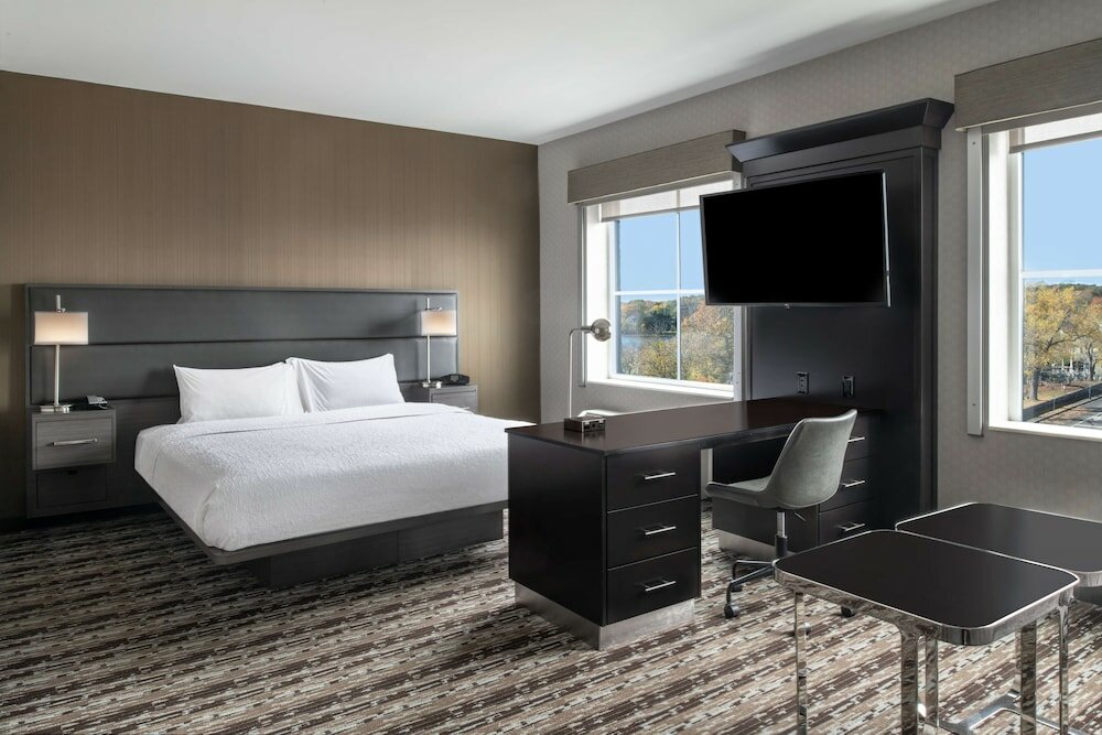 Фото Hampton Inn & Suites Portsmouth Downtown