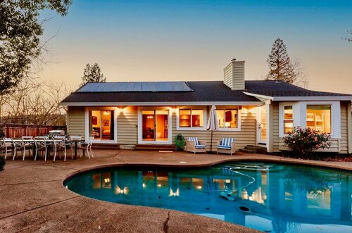 Гостиница Cabernet - Tranquil Sonoma Valley Oasis w Pool & Fire Pit в Санта-Розе