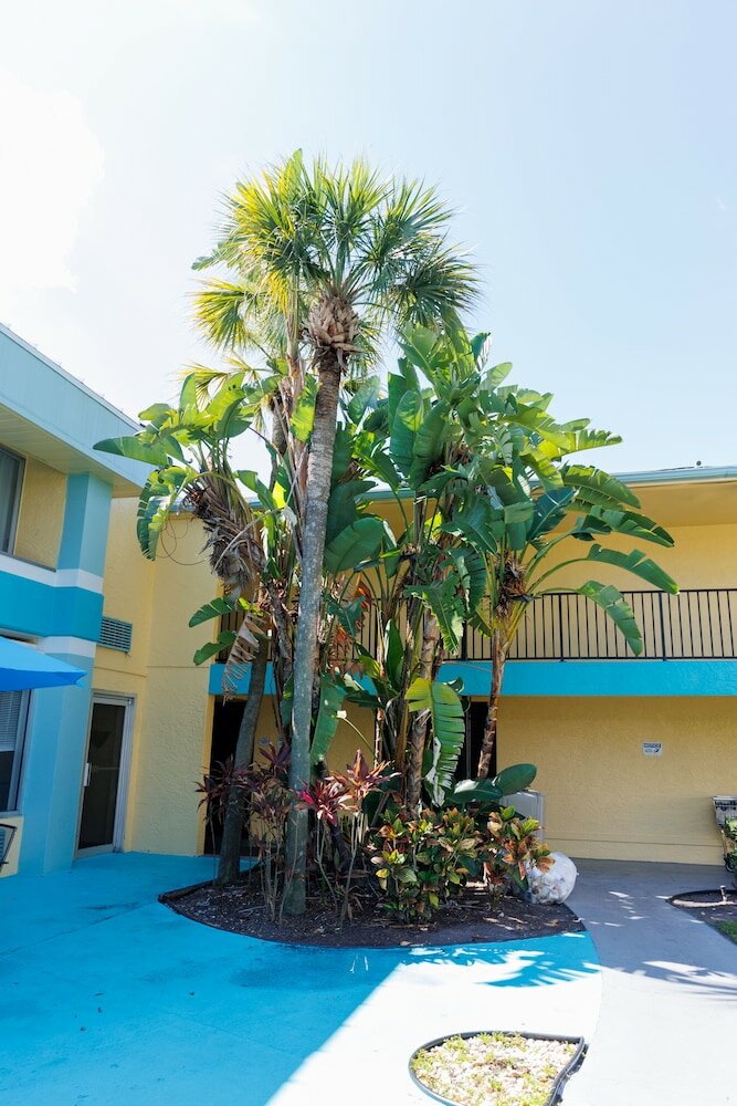 Фото Garnet Inn & Suites, Orlando