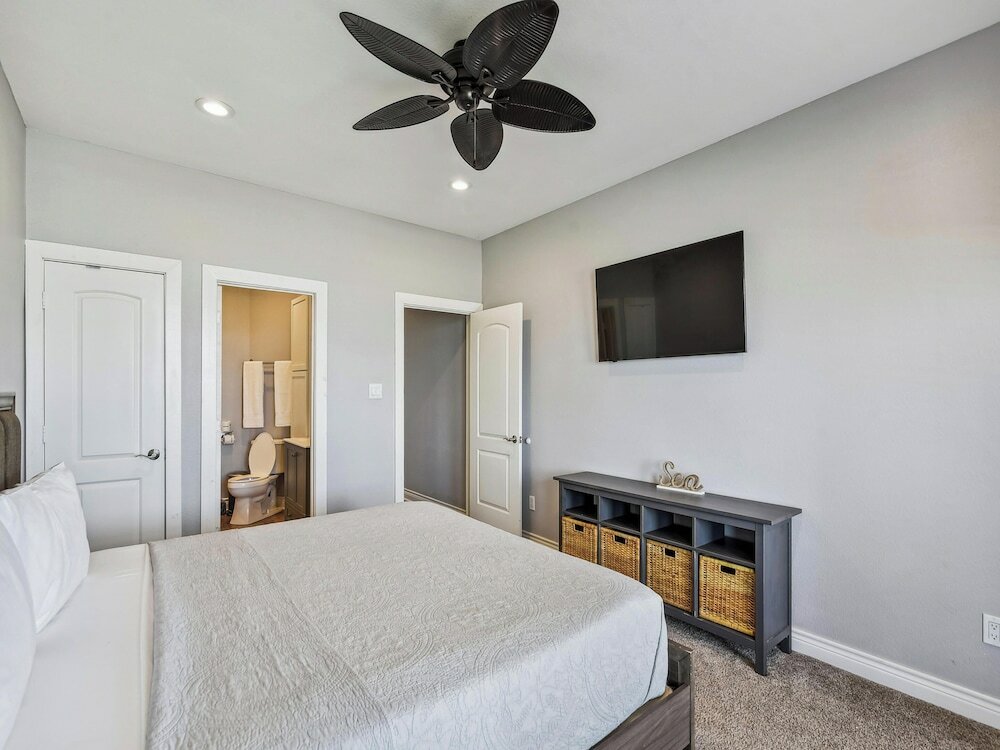 Фото Sand and Sun Beachfront