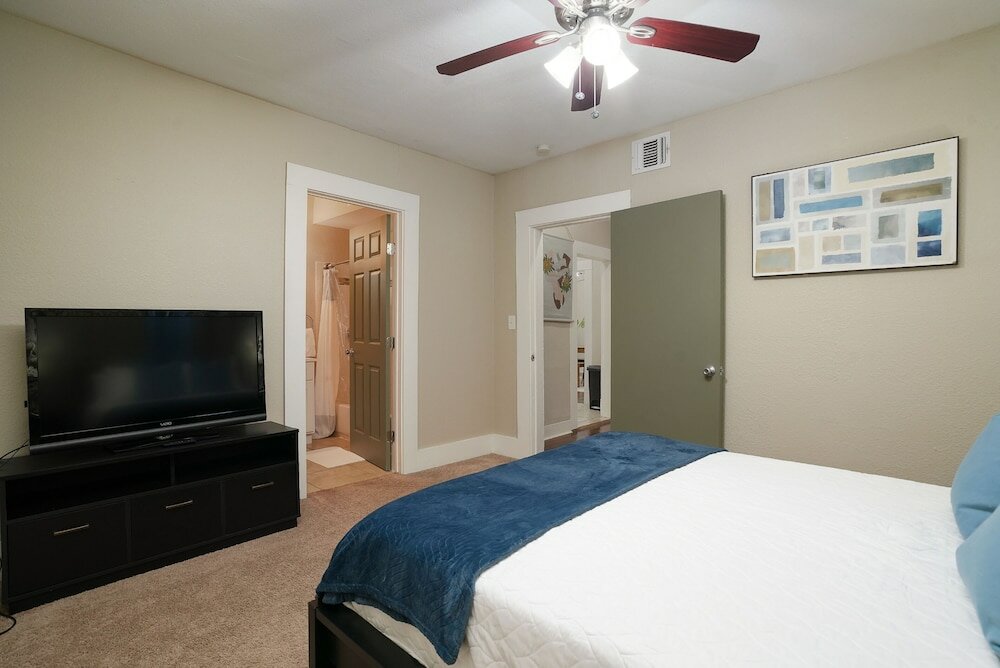 Фото Amazing Fully Fenced Home Only 5 Mins From Downtown