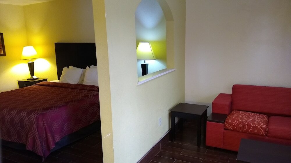 Фото Econo Lodge Inn & Suites West - Energy Corridor