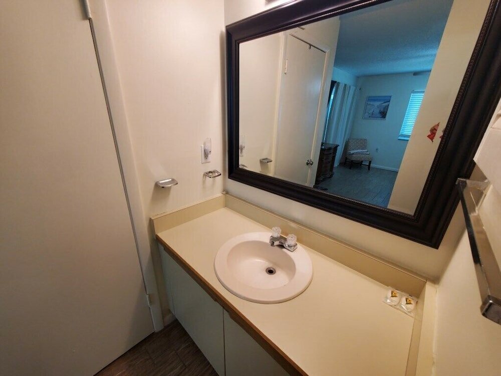 Фото Pet Friendly, 2 Bedroom, 2 Bath - Ocean Village Club P19